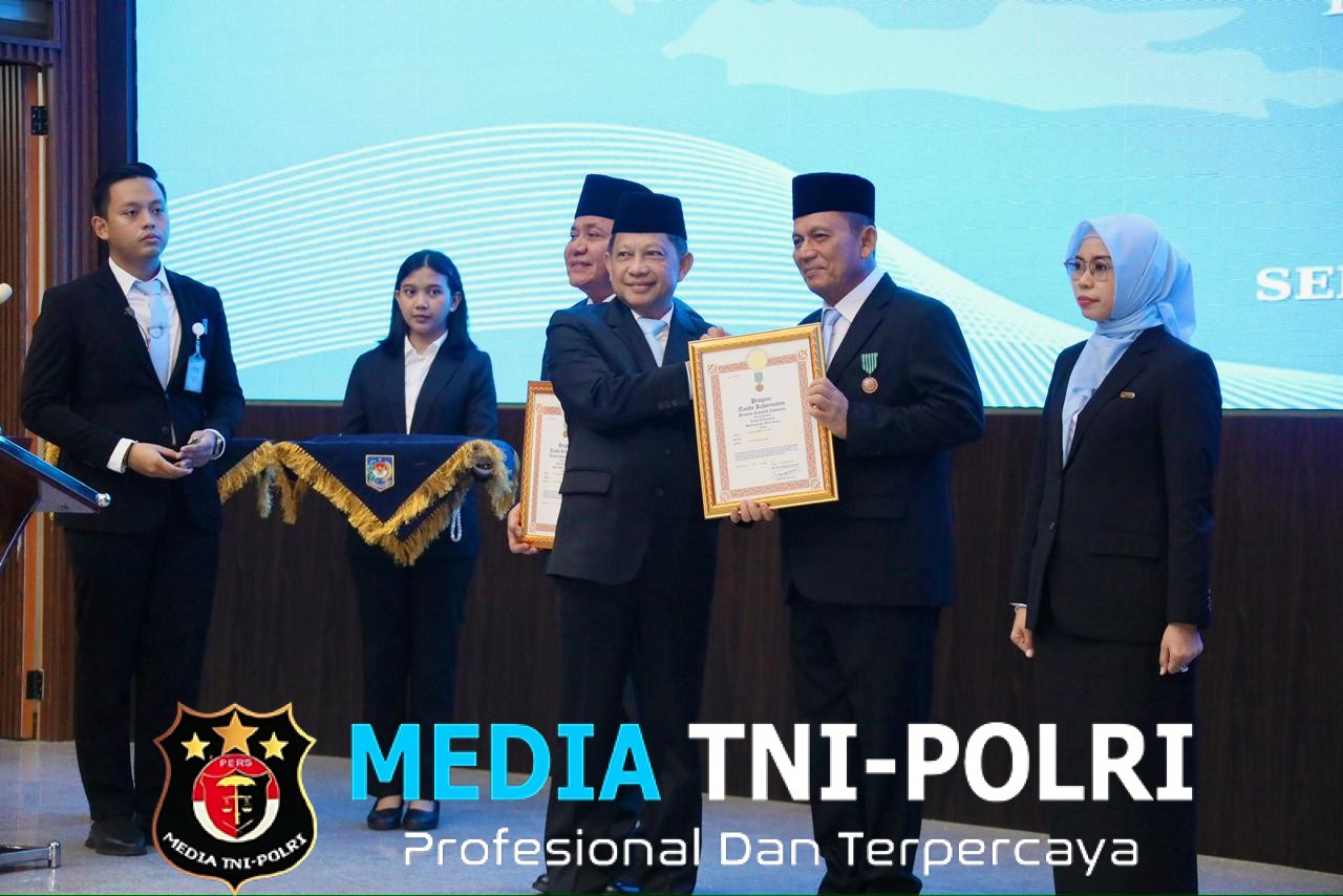 Pemerintah Anugerahkan Tanda Kehormatan Satyalancana Wira Karya kepada Enam Tokoh