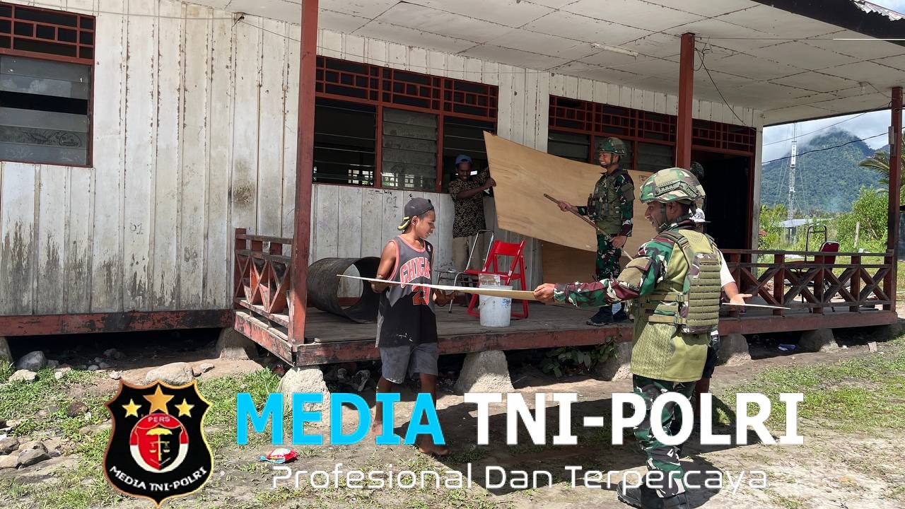 Pererat Sinergi dengan Pemerintah Daerah, Satgas Yonif 521/DY Karya Bakti Bantu Renovasi Kantor Distrik Apalapsili