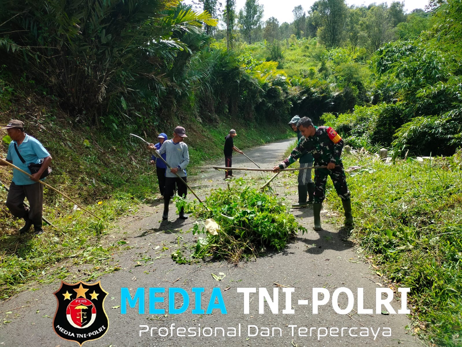 Sinergi Tanpa Batas, Babinsa Sidorejo Bersama Warga Bersihkan Rumput Tebing Demi Keselamatan Penguna Jalan