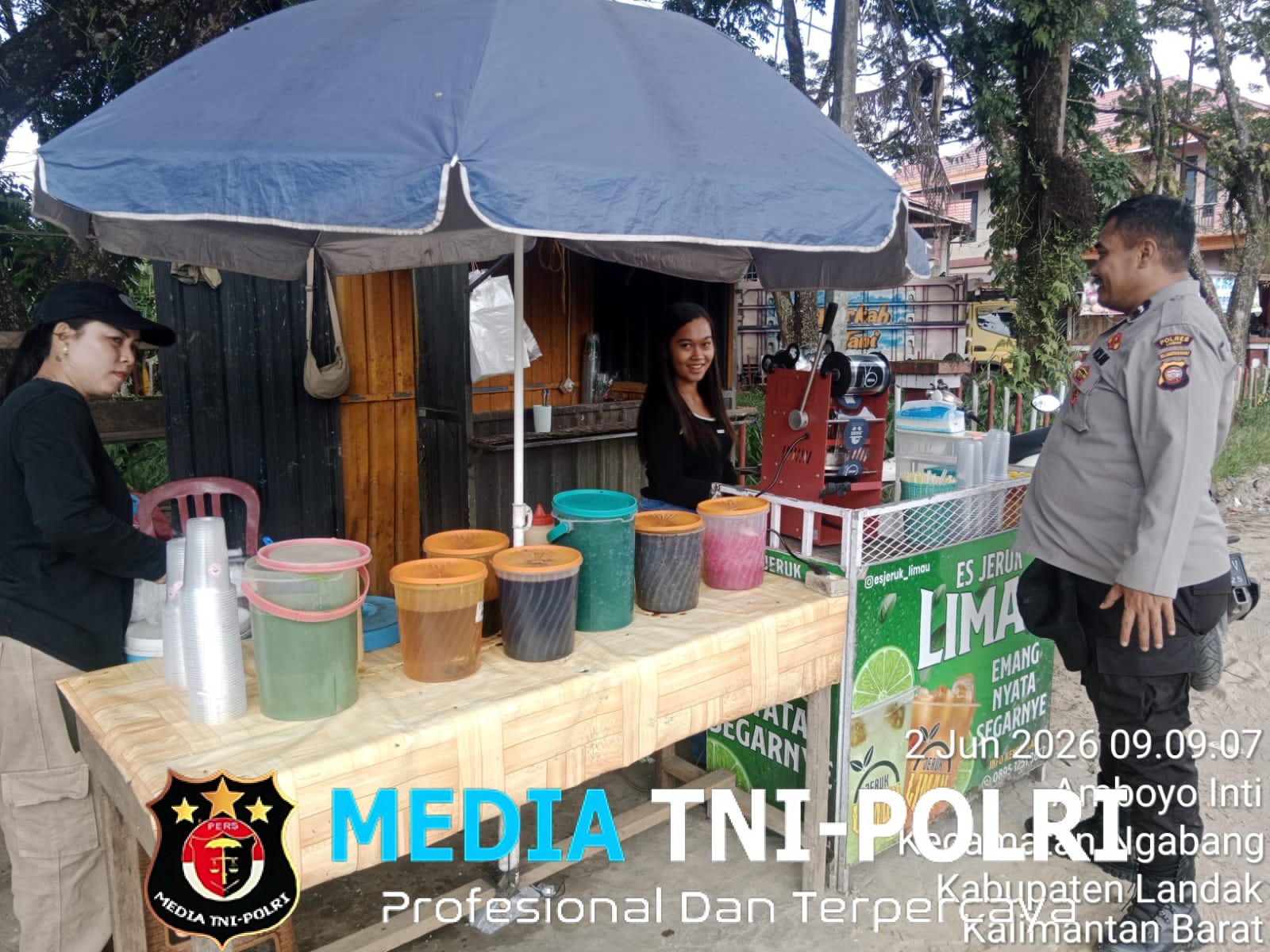 Sedang Layani Pembeli Es, Ibu Pedagang Ini Tiba-Tiba Disambangi Polisi, Ternyata Ada Pesan Penting
