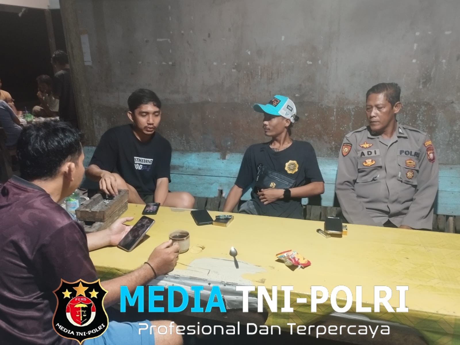 Wujud Polisi Presisi, Personel Polsek Mandor Bangun Kedekatan dengan Warga Saat Patroli