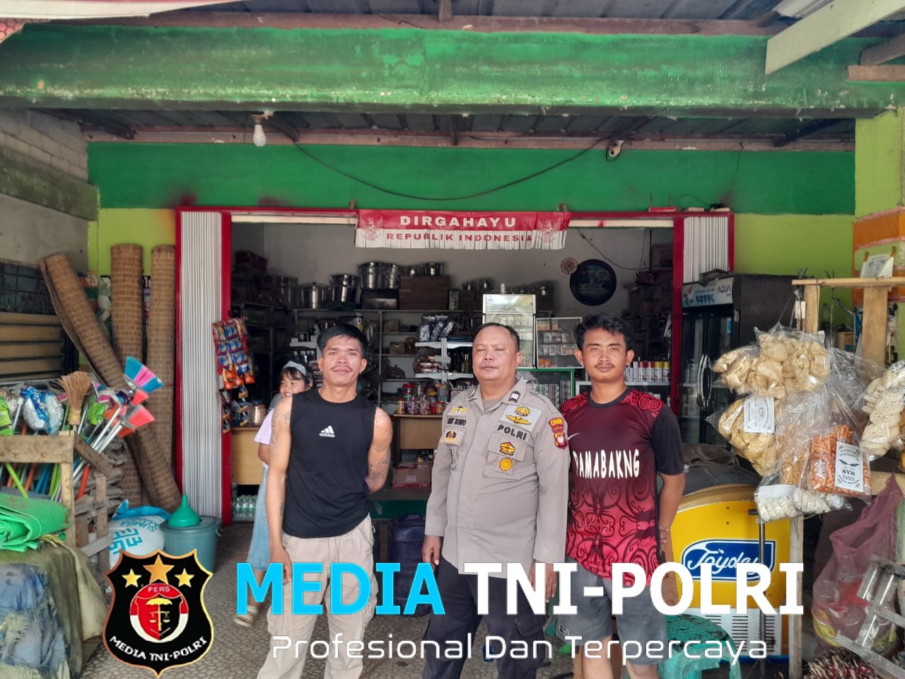 Polisi Sambangi Warga di Tengah Aktivitas Belanja, Ingatkan Waspada Kejahatan