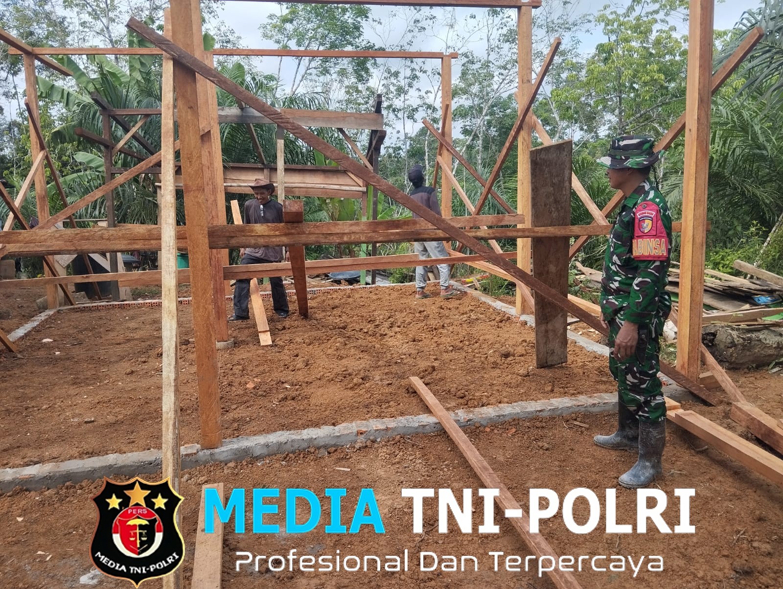 Babinsa Koramil 420-08/Tabir, Serda Koswandi, Laksanakan Komsos Bersama masyarakat di Desa Muaro Seketuk, Kecamatan Tabir Ulu