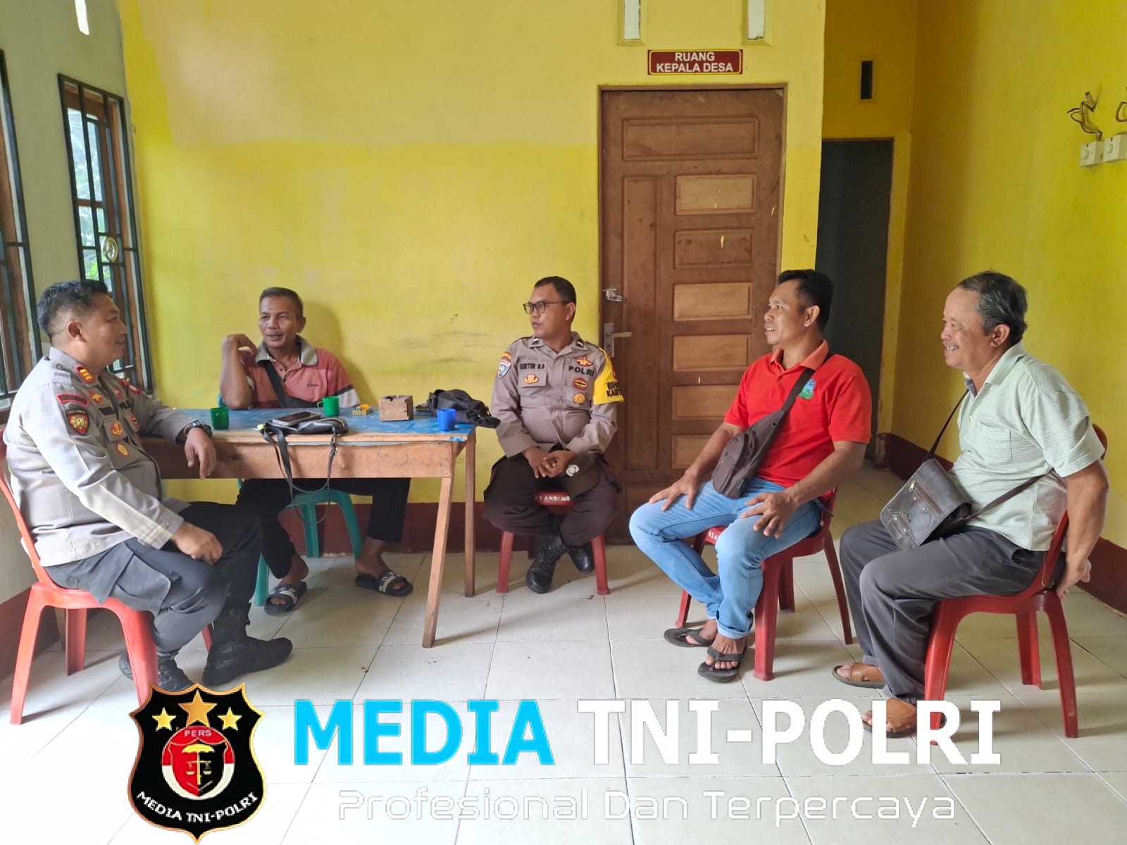Kapolsek Sengah Temila Pererat Sinergitas dengan Pemerintah Desa melalui Kunjungan Silaturahmi
