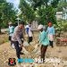 Bhabinkamtibmas Polsek Seputih Raman Bersama Warga dan Aparatur Kampung Gotong Royong Perbaiki Jalan Rusak