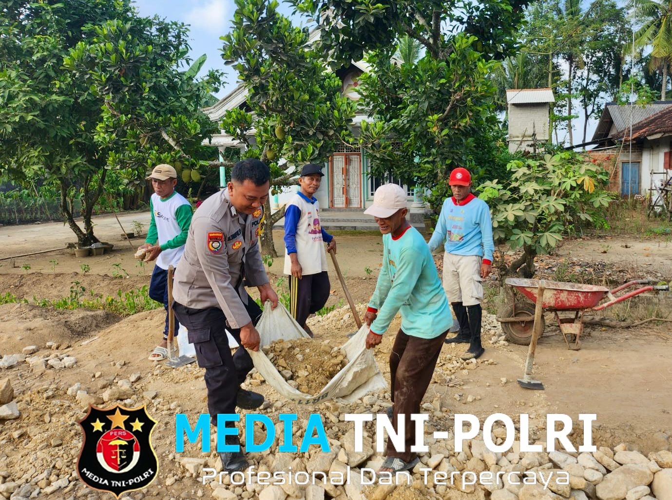 Bhabinkamtibmas Polsek Seputih Raman Bersama Warga dan Aparatur Kampung Gotong Royong Perbaiki Jalan Rusak
