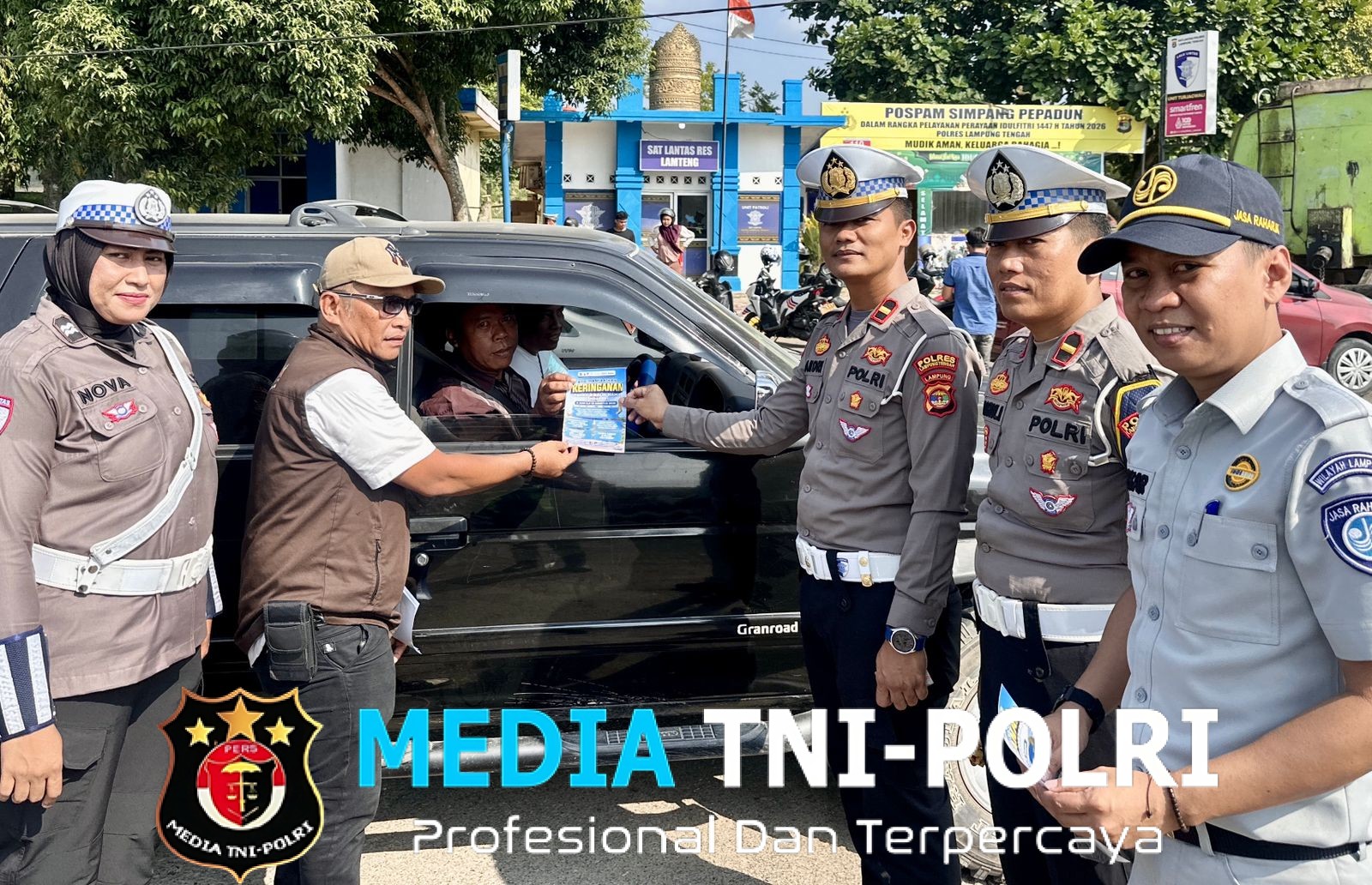 Turun ke Jalan, Satlantas Polres Lampung Tengah Sosialisasikan Program Keringanan Pajak Kendaraan di Simpang Tugu Pepadun