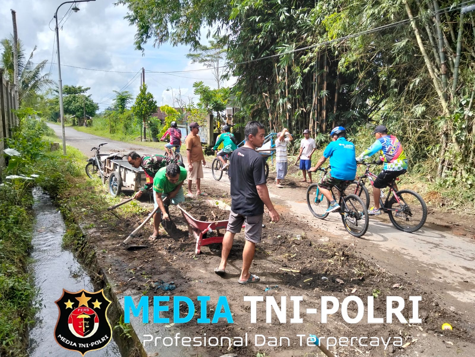 Wujud Nyata Kemanunggalan TNI-Rakyat, Babinsa Candirejo Gotong Royong Bersihkan Jalan Desa