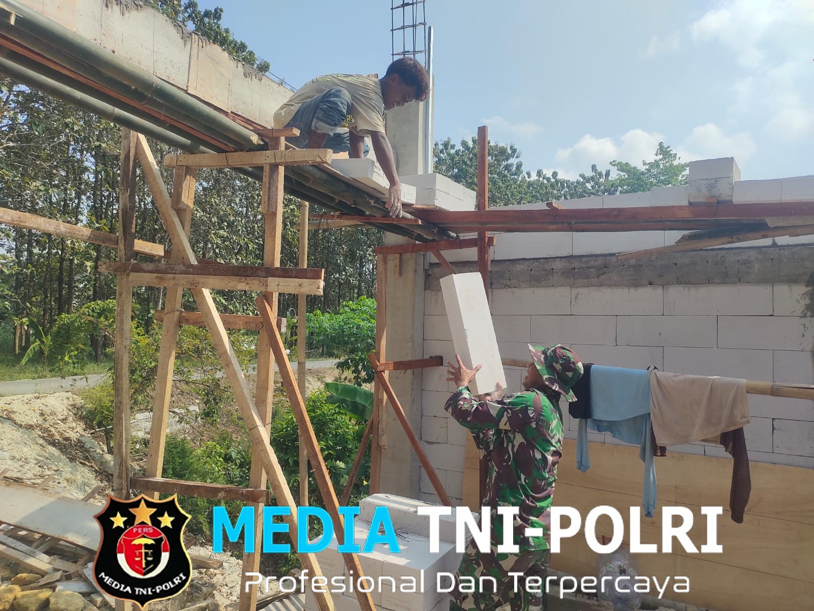 Singsingkan Lengan Baju, Babinsa Bantu Warga Bangun Rumah