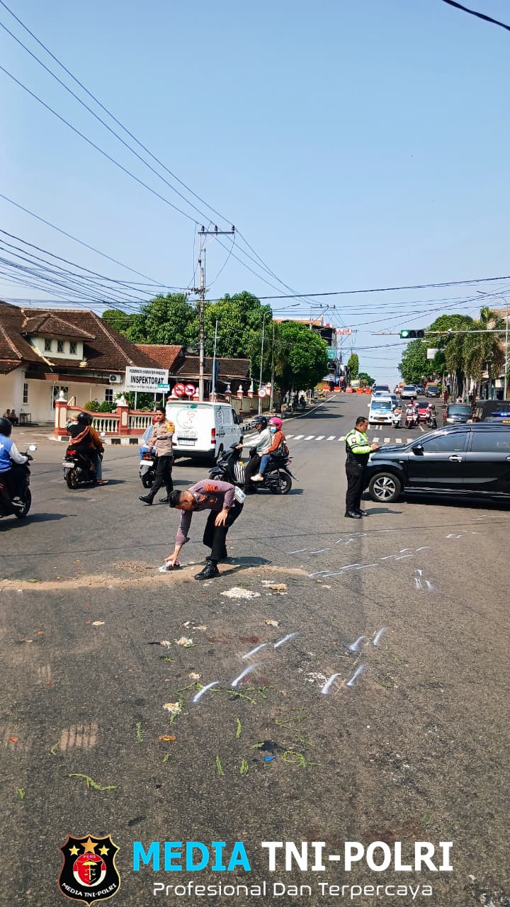 Pelajar Terobos Lampu Merah, Dua Pengendara Alami Luka Ringan di Simpang Empat Ponten Wonogiri