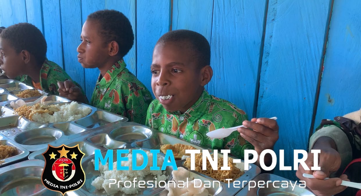 Satgas Swasembada Yonif 751/VJS Berbagi Makan Bergizi dan Keceriaan untuk Anak-Anak SD di RM Swasembada