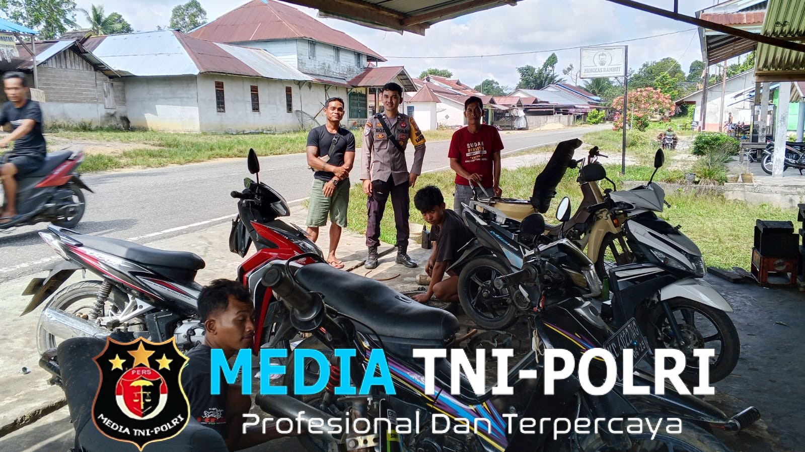 Ngobrol Santai di Bengkel, Bhabinkamtibmas Titip Pesan Keselamatan dan Kamtibmas