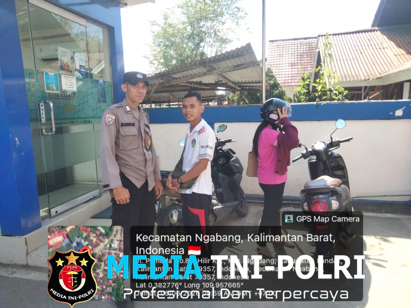 Jaga Keamanan Nasabah, Polisi Sapa Warga yang Hendak Menabung di Bank Kalbar Saat Patroli Siang