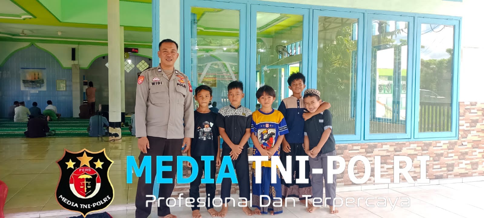 Pengamanan Sholat Jumat di Masjid Nurul Yaqin, Personel Polsek Menjalin Imbau Jamaah Jaga Kamtibmas
