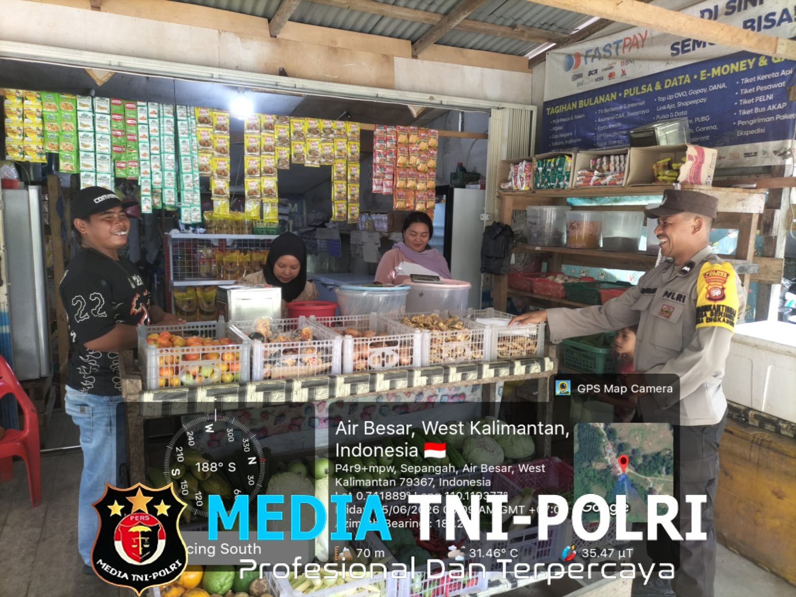 Dekat dan Bersahabat, Bhabinkamtibmas Sambangi Warga di Warung Sampaikan Pesan Keamanan