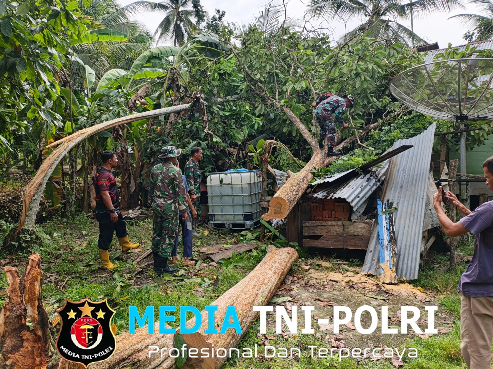 TNI Bergerak Cepat Bantu Warga Terdampak Angin Kencang di Sejumlah Desa Kecamatan Cot Girek