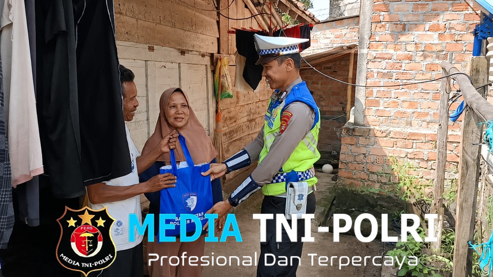 Sat Lantas Polres Mesuji Laksanakan Tasi Berkah Presisi, Bagikan 10 Karung Beras untuk Warga Kurang Mampu