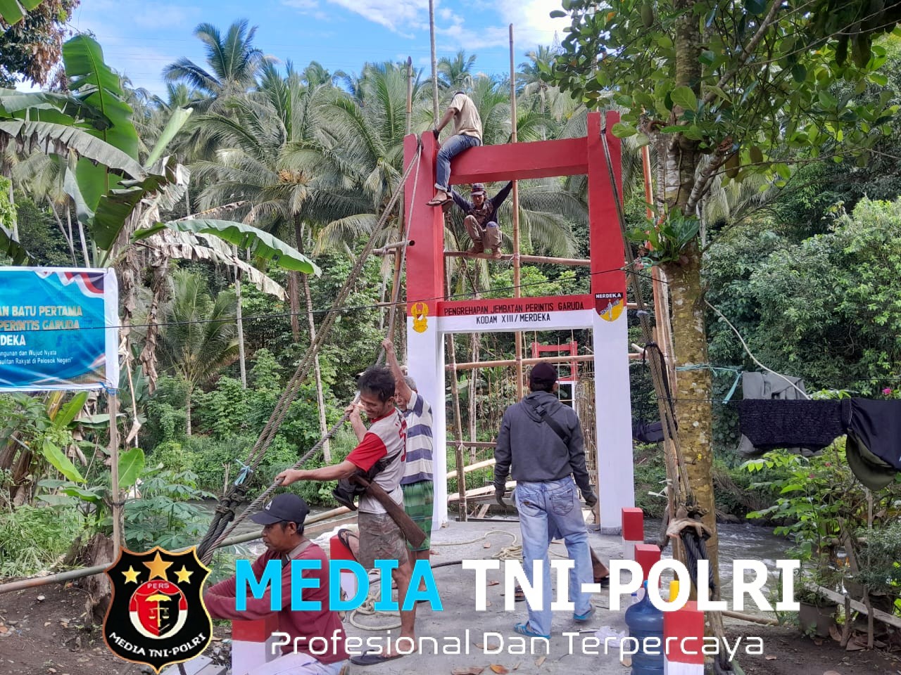 Terus Tunjukkan Progres Yang Signifikan, Pembangunan Jembatan Perintis Garuda di Desa Sawangan Memasuki Tahap Pemasangan Tali Sling