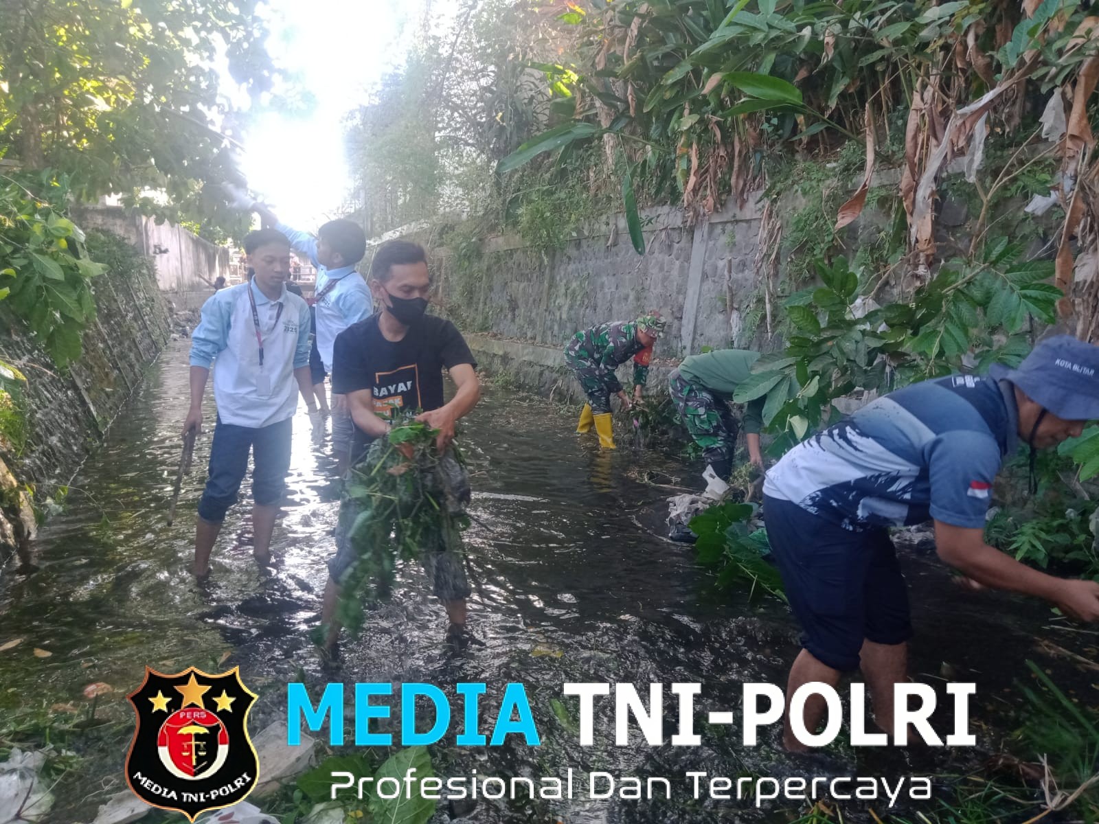 Antisipasi Banjir, Babinsa Sertu Didik Bersama Warga Kepanjenkidul Bersihkan Saluran Sungai