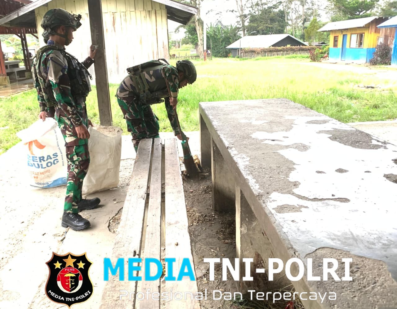 Gotong Royong Ciptakan Pasar Sehat, Satgas Yonif 521/DY Wujud Kepedulian Lingkungan dan Masyarakat Hadirkan Pasar Bolakme yang Bersih dan Nyaman