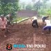 Wujud Sinergitas, Babinsa Banjarsari Bersama Warga Gotong Royong Lebarkan Jalan Desa