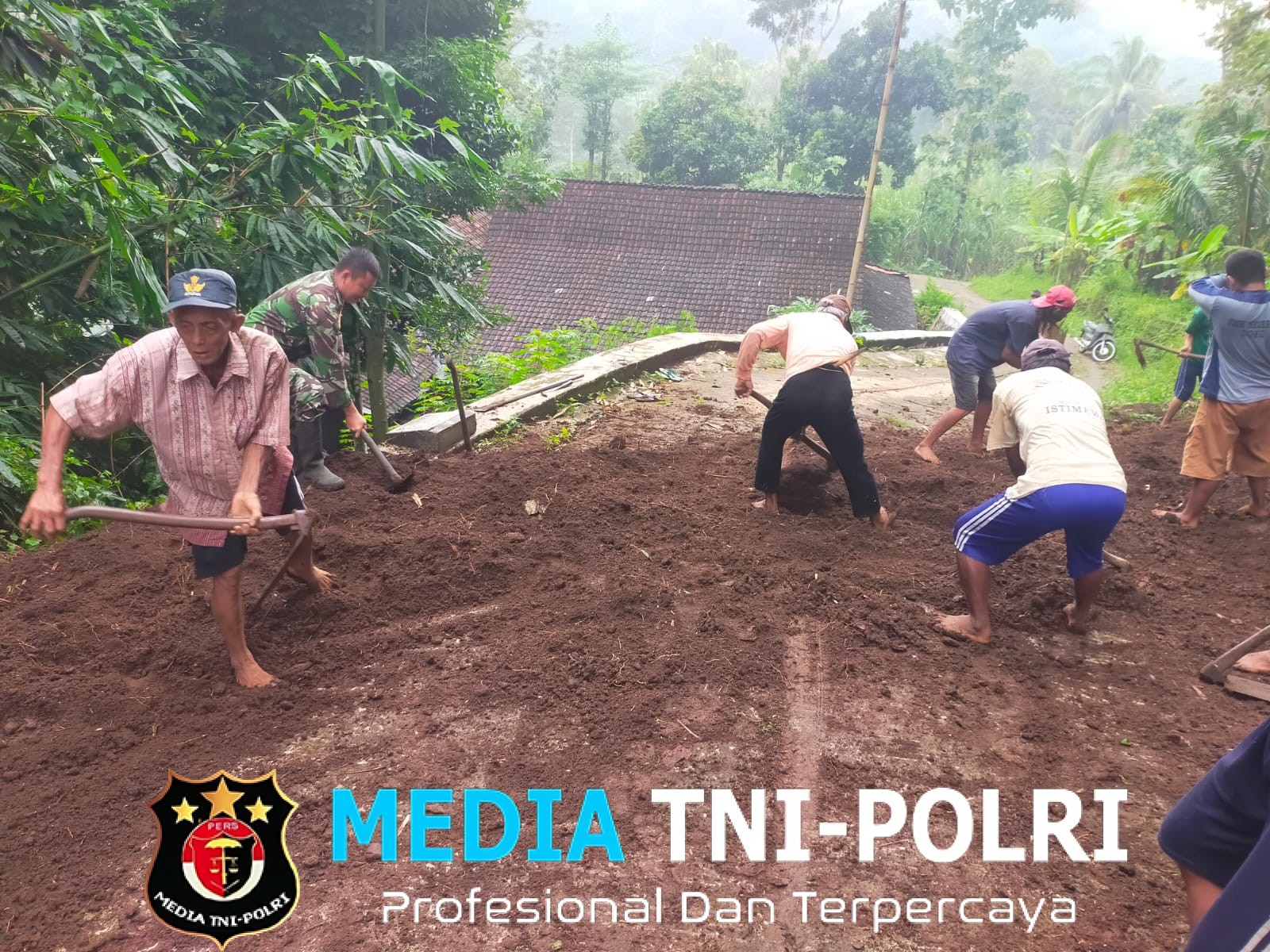 Wujud Sinergitas, Babinsa Banjarsari Bersama Warga Gotong Royong Lebarkan Jalan Desa