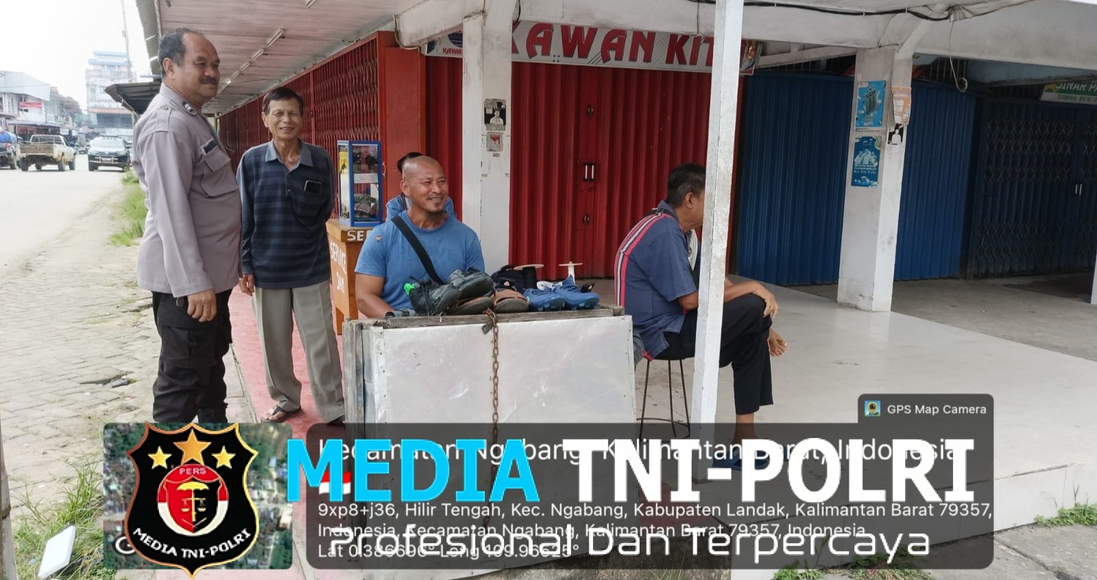 Patroli Humanis Polsek Ngabang, Tukang Sol Sepatu Jadi Sasaran Sambang dan Edukasi Kamtibmas