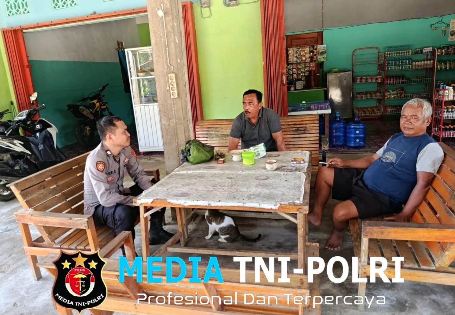 Patroli Rutin Siang Hari, Personel Polsek Menjalin Ajak Warga Jaga Kondusivitas Kamtibmas