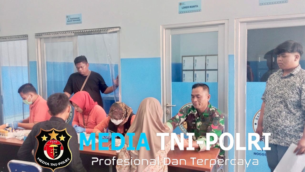 Dukung untuk Generasi Sehat dan Berkualitas, Babinsa Dampingi Pemeriksaan Kesehatan Calon Relawan SPPG