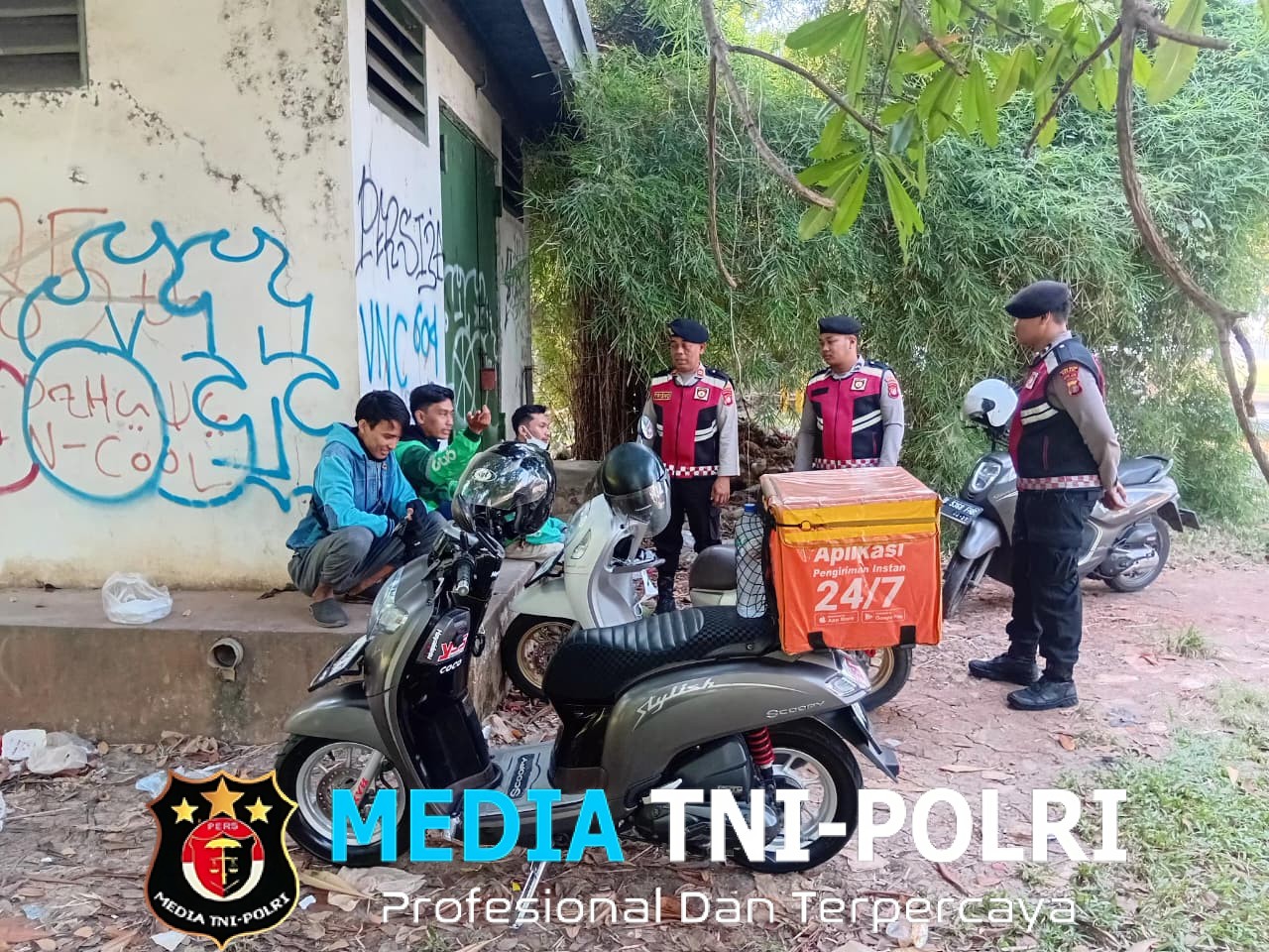 Patroli Dialogis Polres Metro Bekasi Sampaikan Pesan Kamtibmas dan Sosialisasikan Layanan Polisi 110