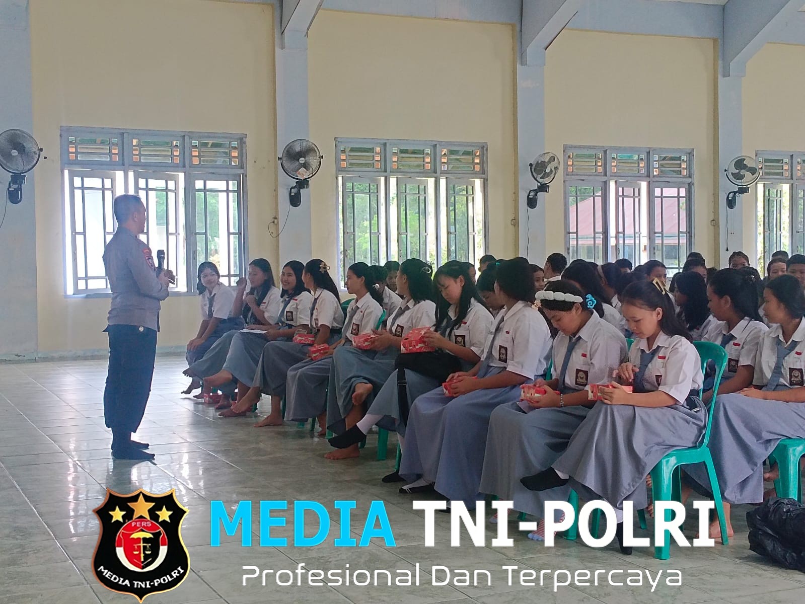Polisi Berikan Penyuluhan Bahaya Narkoba dan Kenakalan Remaja di SMA Arastamar Ngabang