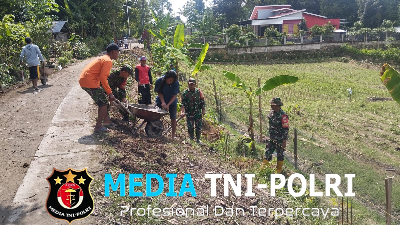 Bahu Membahu di Lokasi Talud, Tri Mawardi Kobarkan Semangat Gotong Royong