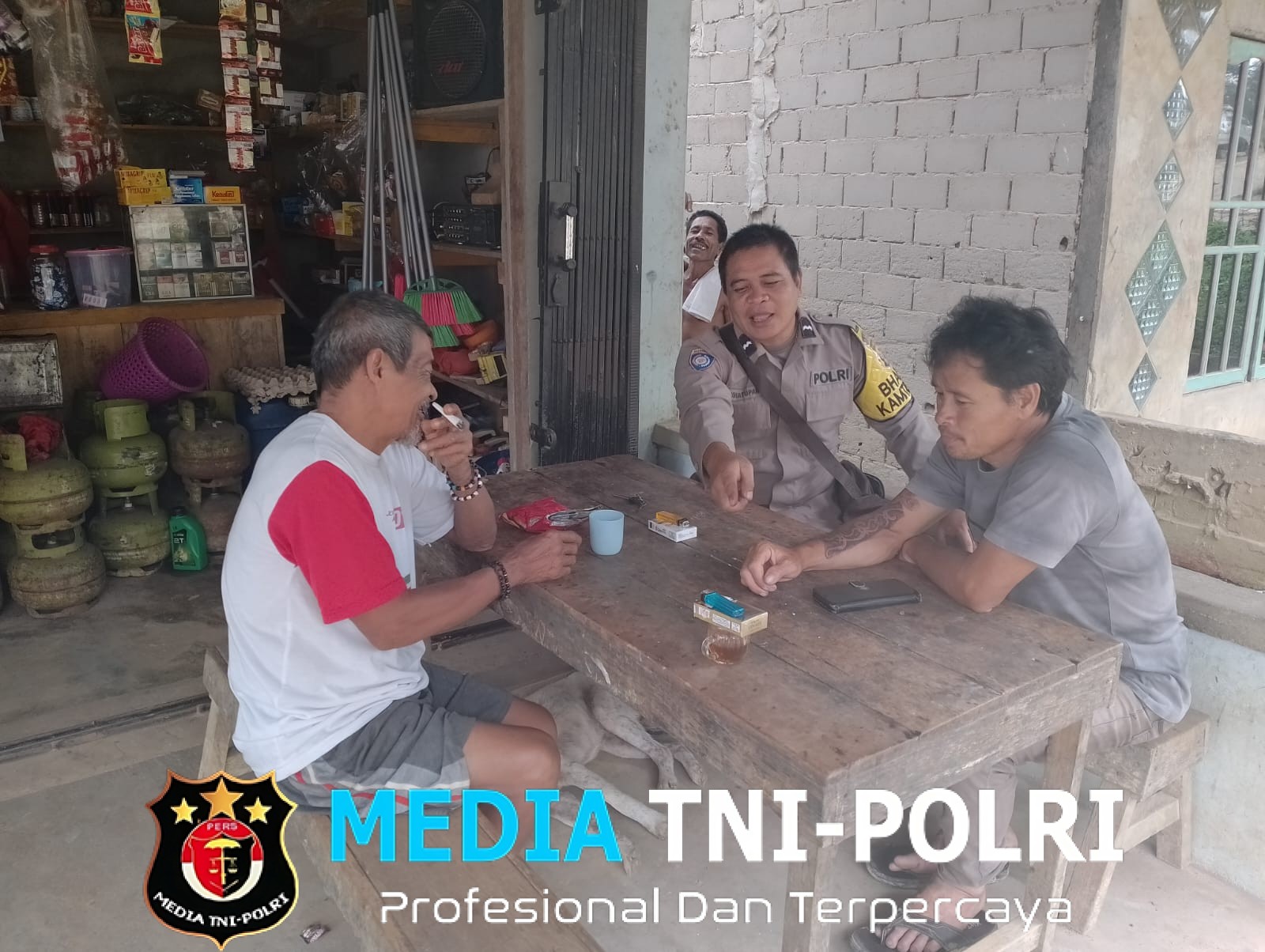 Silaturahmi Humanis Bhabinkamtibmas, Warga Diajak Waspada Modus Penipuan Berkedok Hadiah