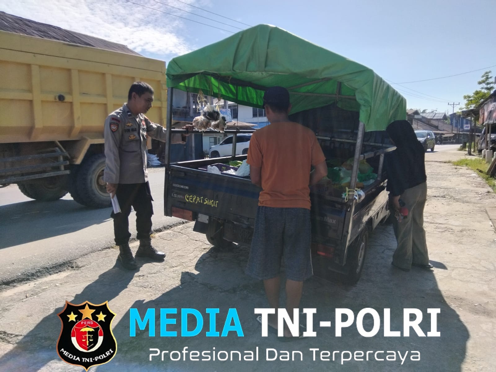 Saat Penjual Sayur Mencari Nafkah, Polisi Hadir Berikan Rasa Aman di Jalanan