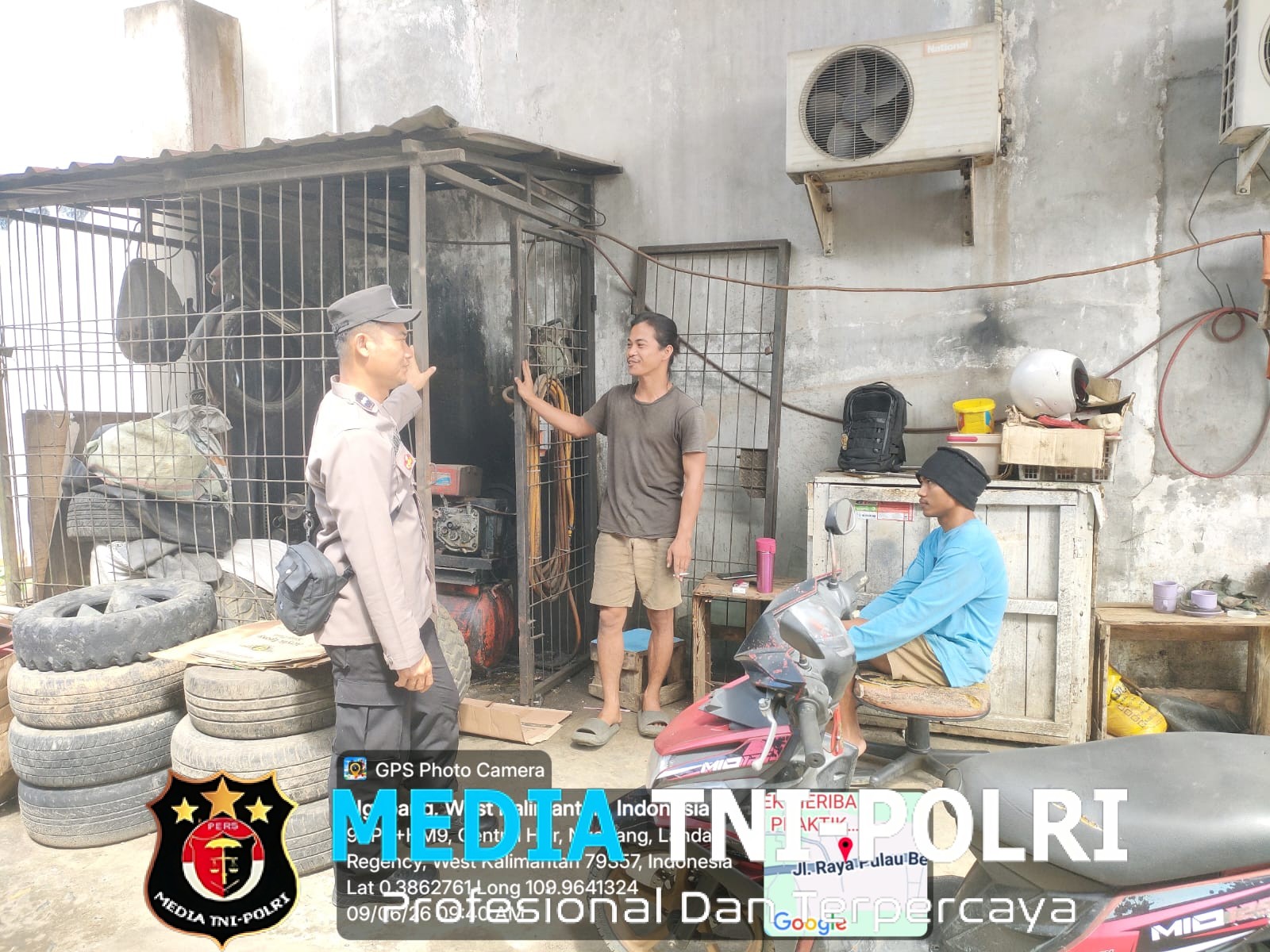 Di Balik Kesibukan Menambal Ban, Tukang Tambal Ban Ini Dapat Edukasi Langsung dari Polisi