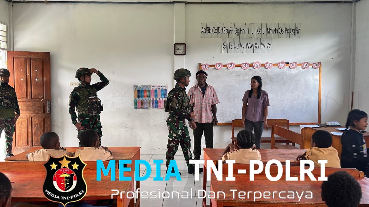 Binter TNI Anak Papua Cerdas Satgas Yonif 521/DY Bagikan Buku Tulis untuk Tingkatkan Minat Belajar Siswa SD di Distrik Kelila