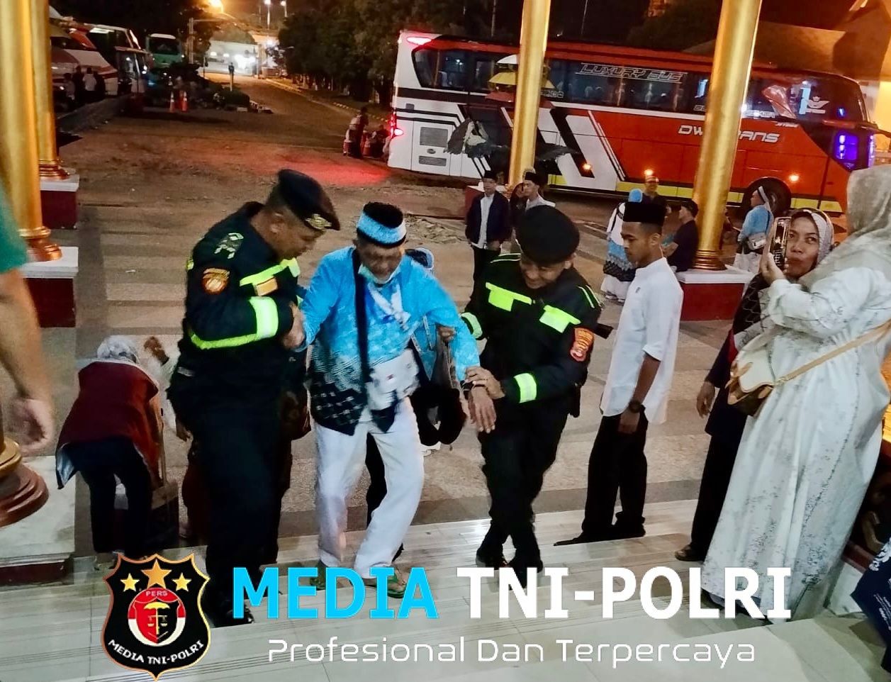 Polres Lampung Tengah Kembali Amankan Pemulangan Jamaah Haji Kloter 9, Anggota Bantu Jamaah Lansia Dengan Humanis
