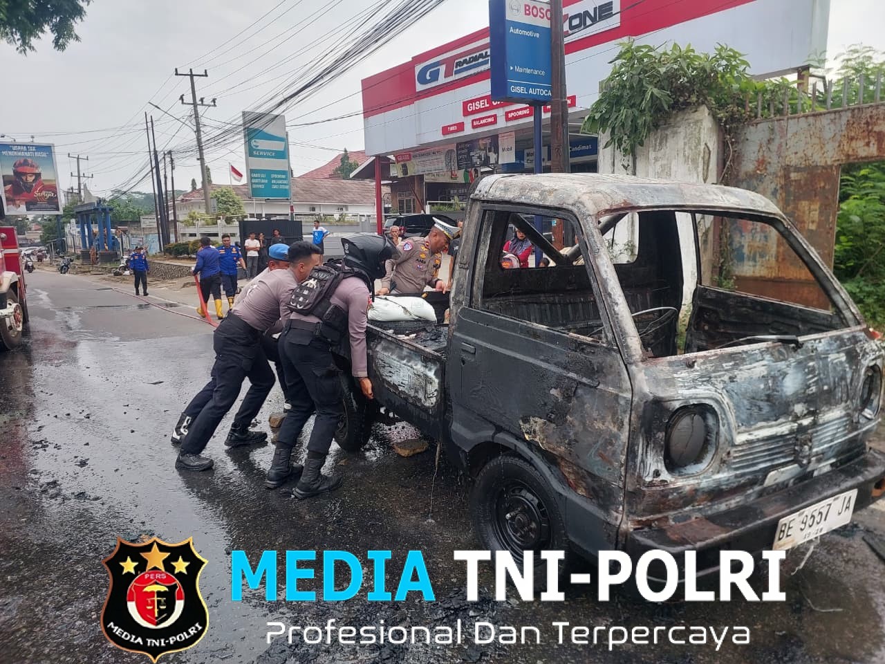 Respon Cepat Personel Pamapta dan Satlantas Polres Lampung Utara Bantu Padamkan Mobil Terbakar di Kotabumi