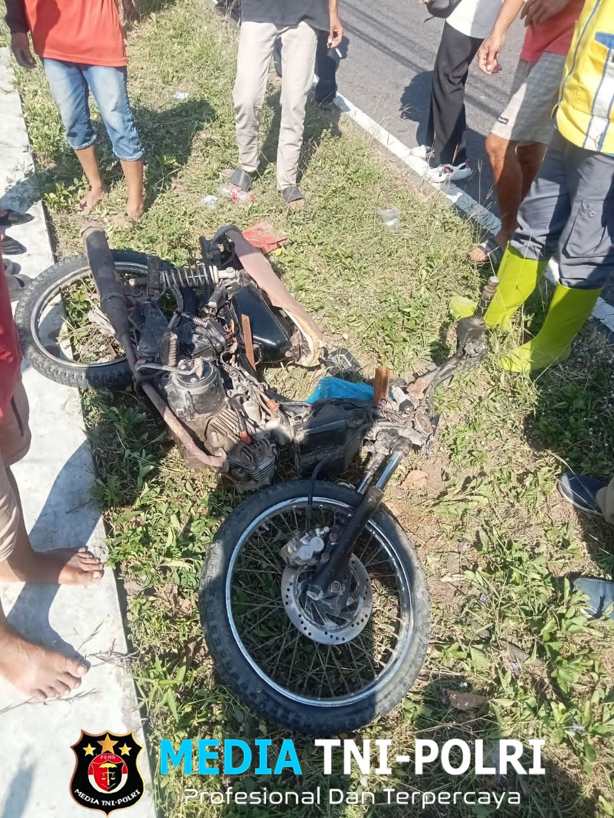 Misteri Pengendara Motor Tewas Laka di Eromoko! Kawasaki Blitz Terjun ke Kebun Warga, Tanpa Identitas Polisi Masih Buru Petunjuk Penyebab
