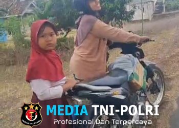 Tindakan Peduli Anggota Polisi: Dorong Motor 3 Km demi Bantu Ibu dan Anak