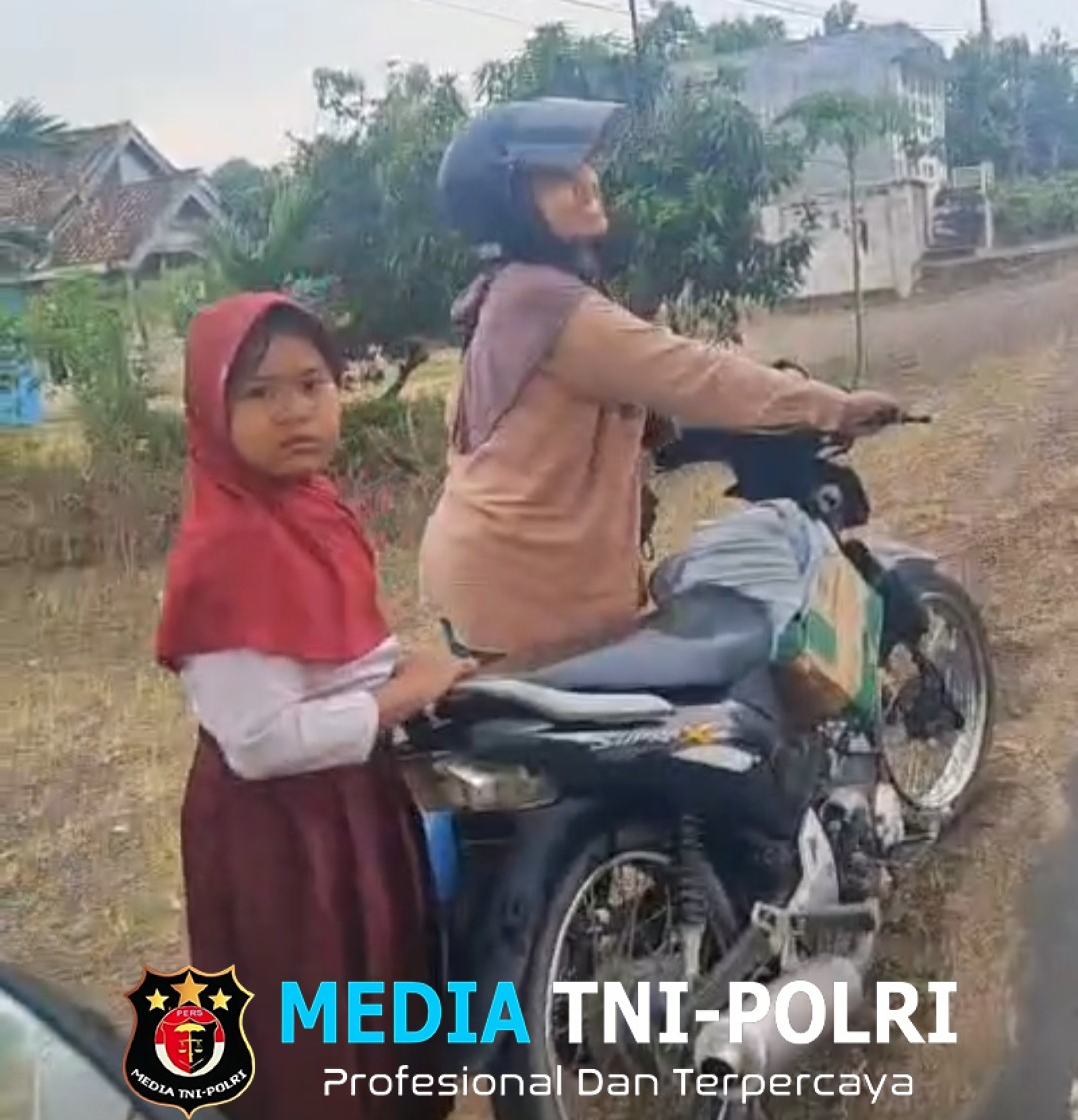 Tindakan Peduli Anggota Polisi: Dorong Motor 3 Km demi Bantu Ibu dan Anak