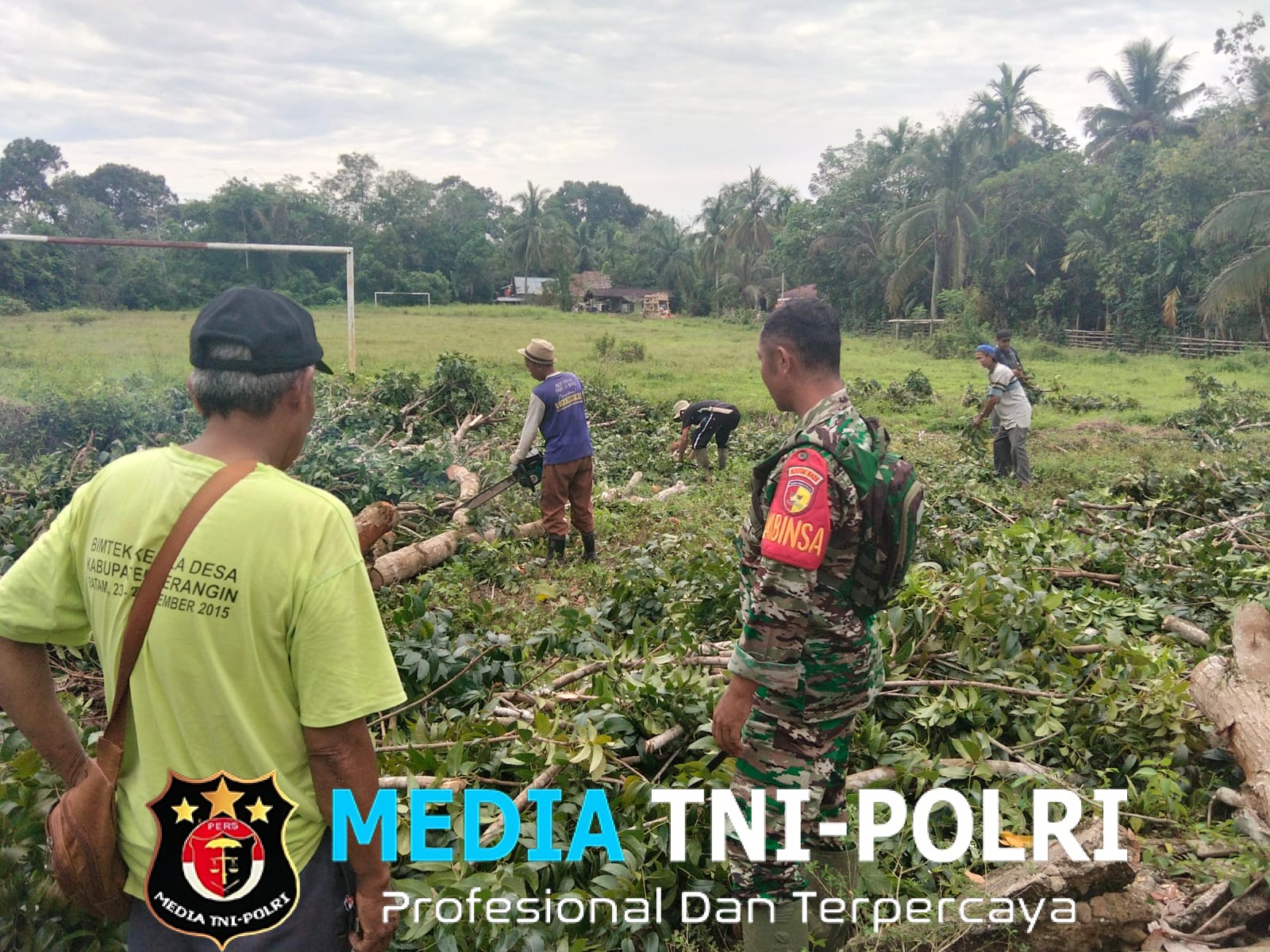 Babinsa Koramil 420-08/Tabir, Sertu Nodi eka putra, Gotong Royong Laksanakan Bersama masyarakat di Desa Muara Jernih, Kecamatan Tabir Ulu
