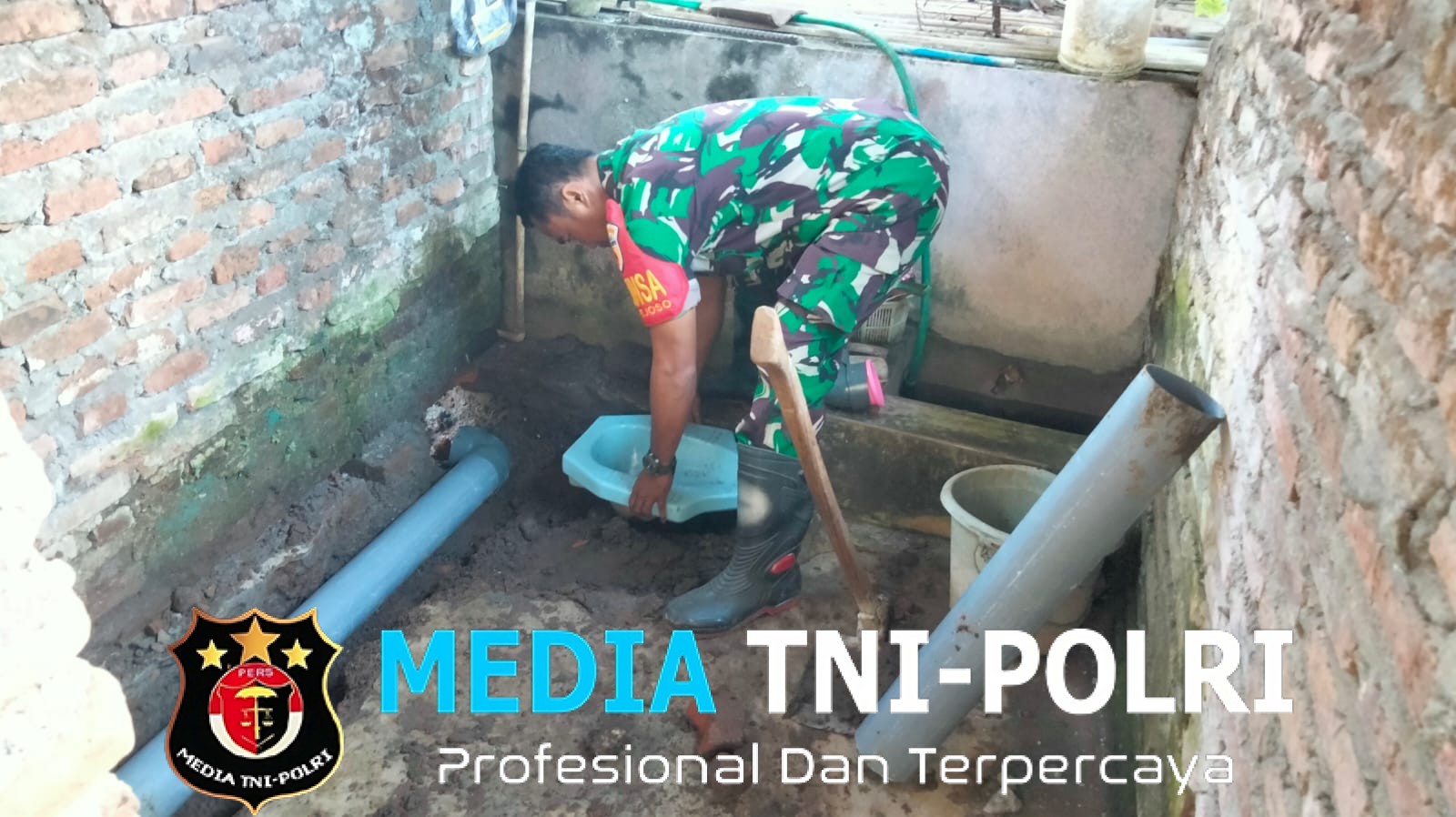 Wujud Kemanunggalan TNI, Babinsa Rejoso Gotong Royong Renovasi MCK Warga Binangun