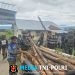Perkuat Kebersamaan dengan Masyarakat, Satgas Yonif 521/DY Gotong Royong Pembangunan Pagar Pondok Pesantren Al Istiqomah di Walesi