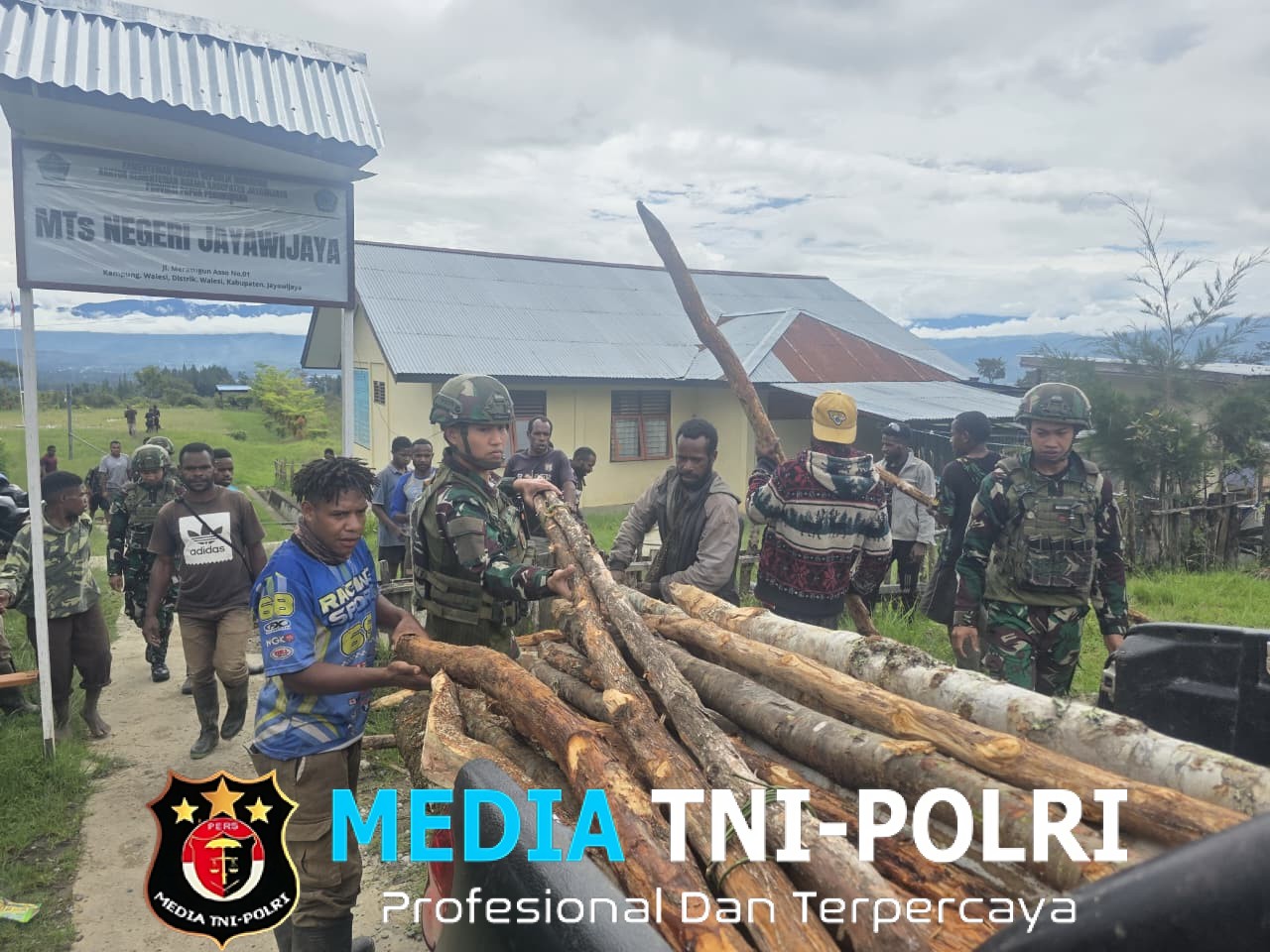 Perkuat Kebersamaan dengan Masyarakat, Satgas Yonif 521/DY Gotong Royong Pembangunan Pagar Pondok Pesantren Al Istiqomah di Walesi