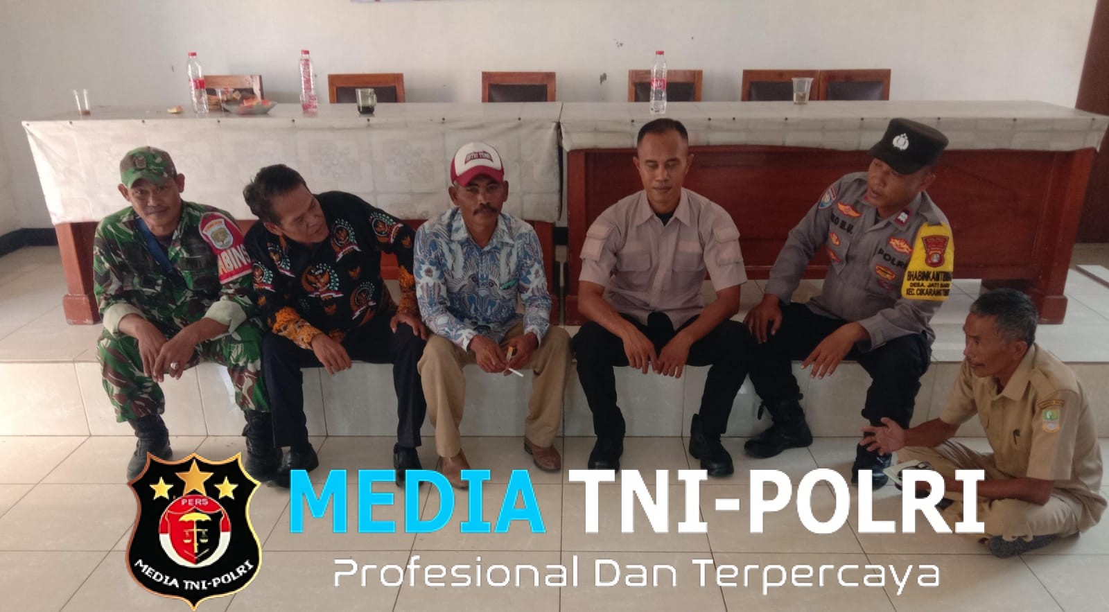 Jaga Bekasi On The Spot, Bhabinkamtibmas Jatibaru Sambangi Kantor Desa dan Sosialisasikan Layanan 110