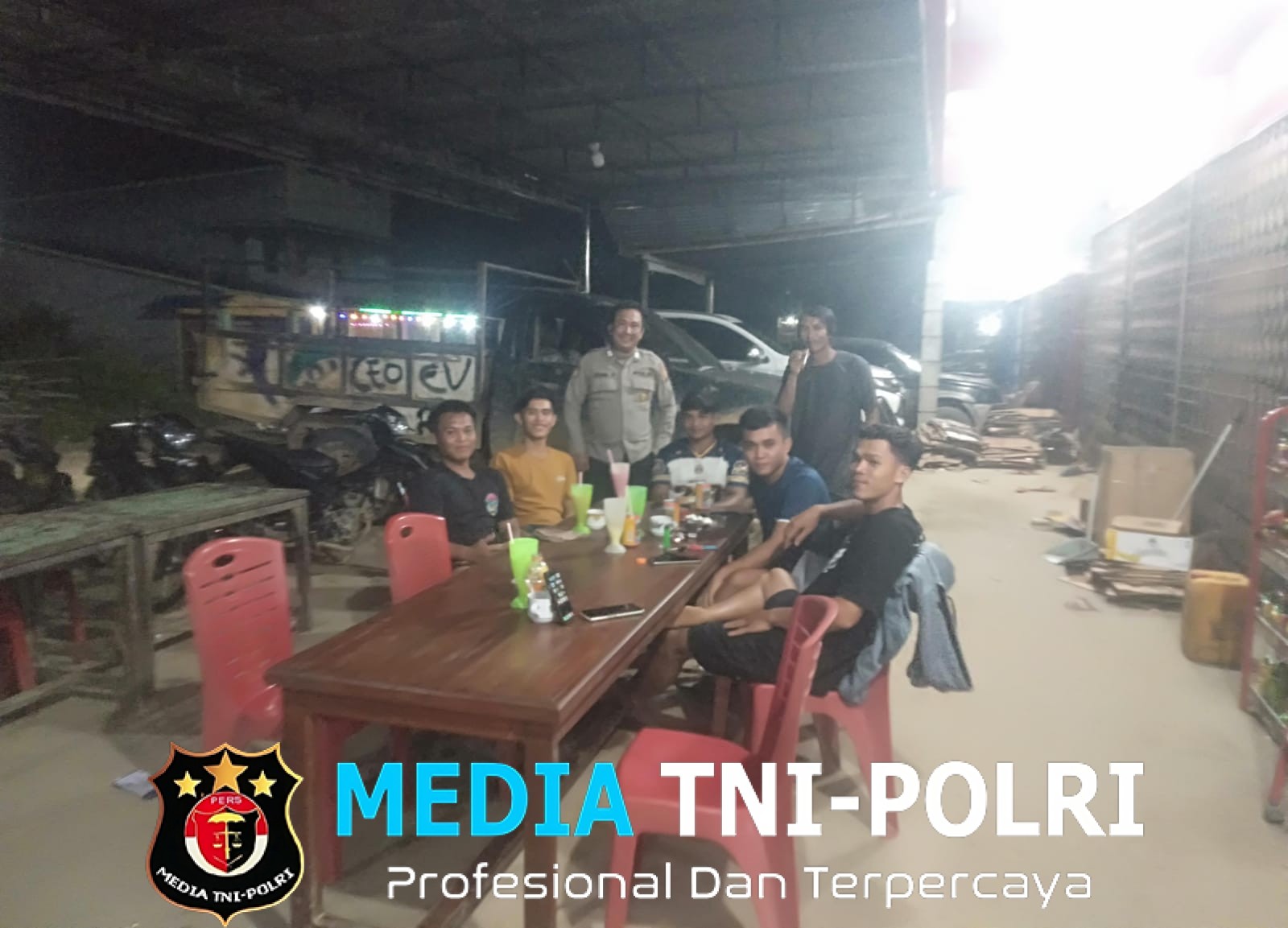 Sedang Asyik Nongkrong dan Minum Es, Sekelompok Pemuda Tiba-Tiba Didatangi Polisi, Ada Pesan Penting yang Disampaikan