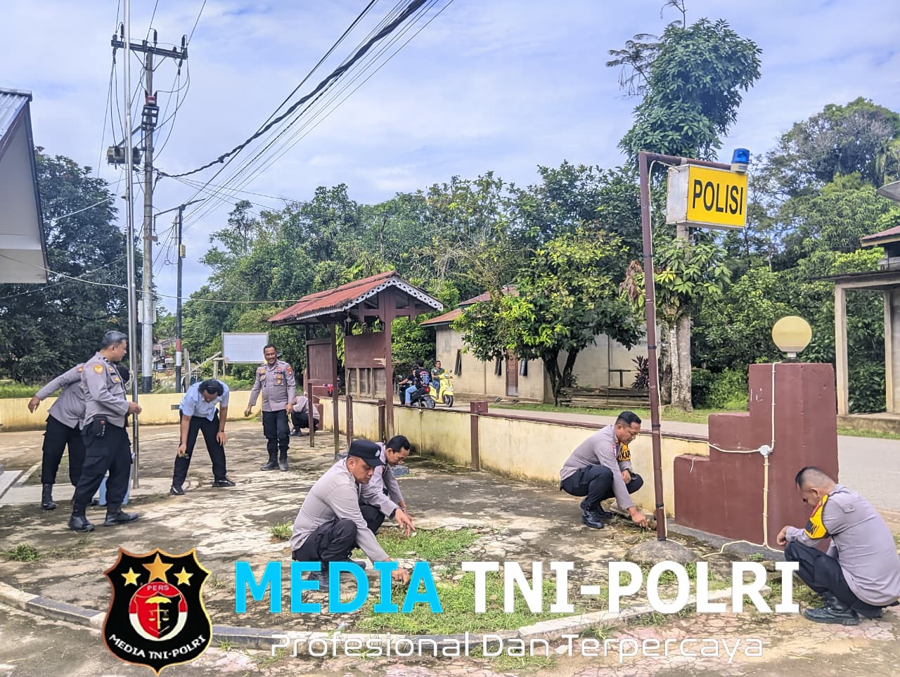 Kapolsek Beserta Anggota Bersihkan Sekitaran Mako Polsek Menyuke