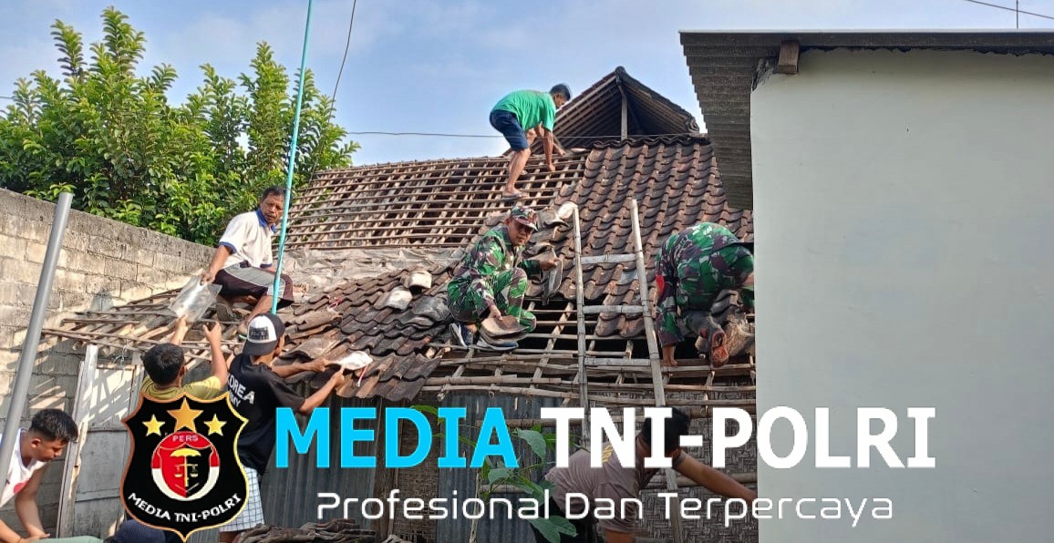 Wujud Kemanunggalan TNI, Babinsa Kademangan Bersama Warga Gotong Royong Rehab Rumah Layak Huni