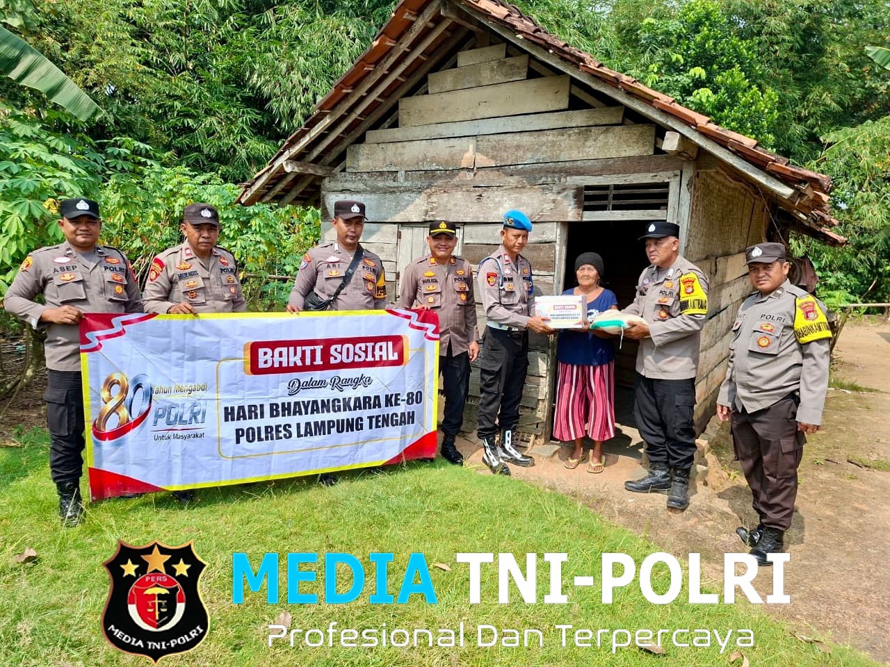 Sambut Hari Bhayangkara ke-80, Kapolsek Seputih Banyak Pimpin Langsung Penyaluran Sembako Door to Door kepada Warga Kurang Mampu